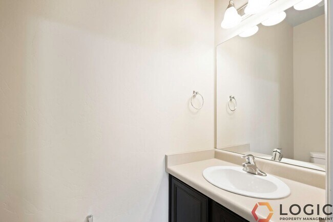 Building Photo - Beautiful Townhome in Midvale!