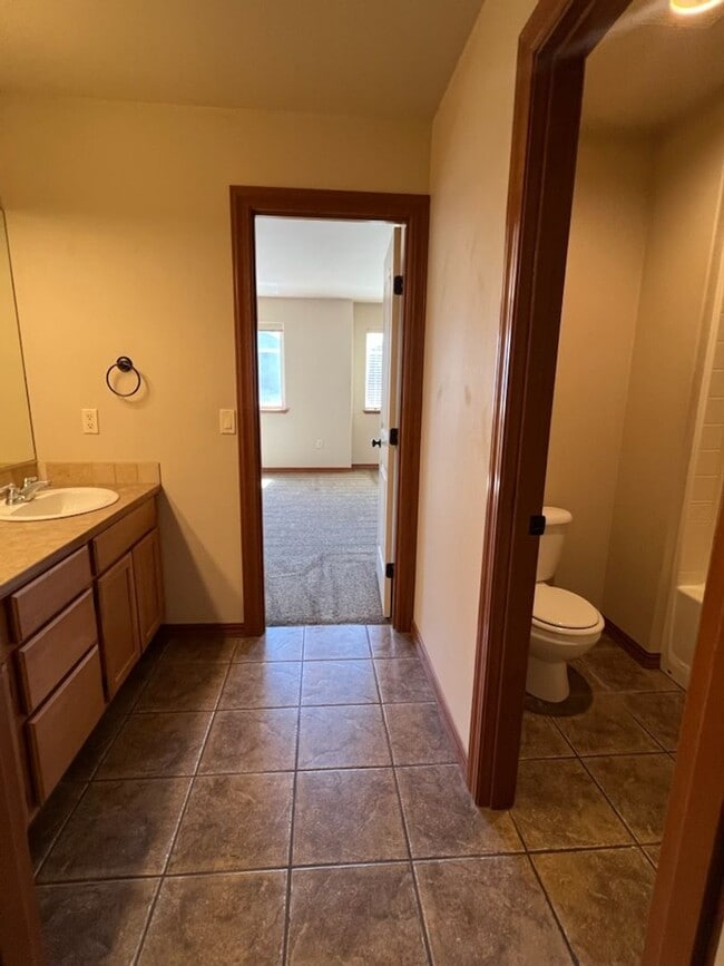 Building Photo - 3 bed/2.5 bath townhome! Double garage, a/...