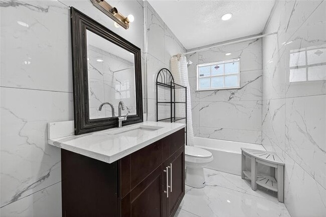 Building Photo - 19621 NW 11th Ct