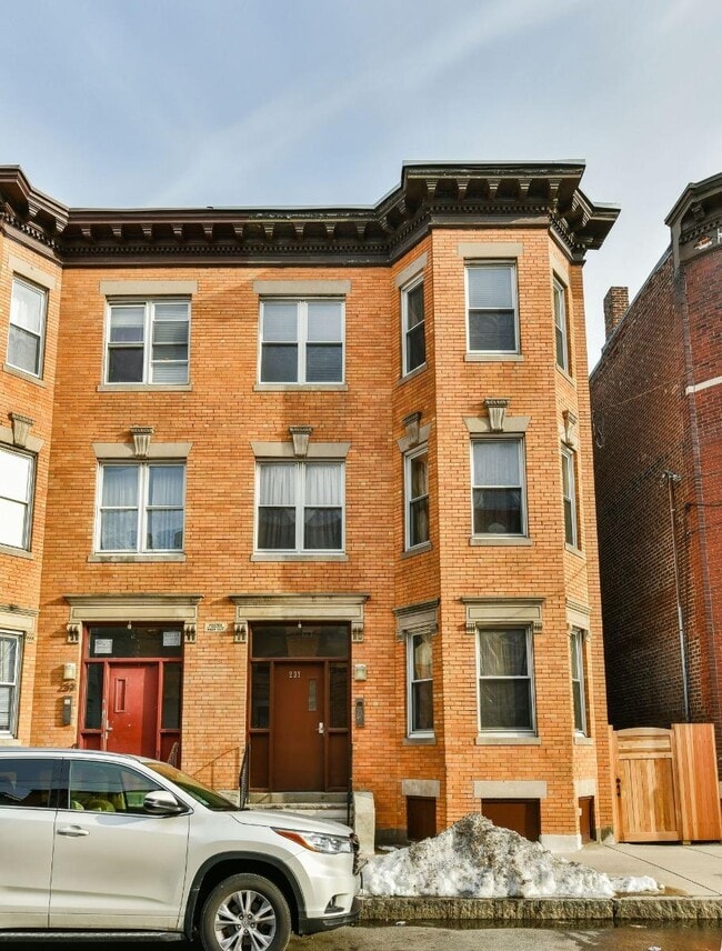 Building Photo - 237 Chestnut St