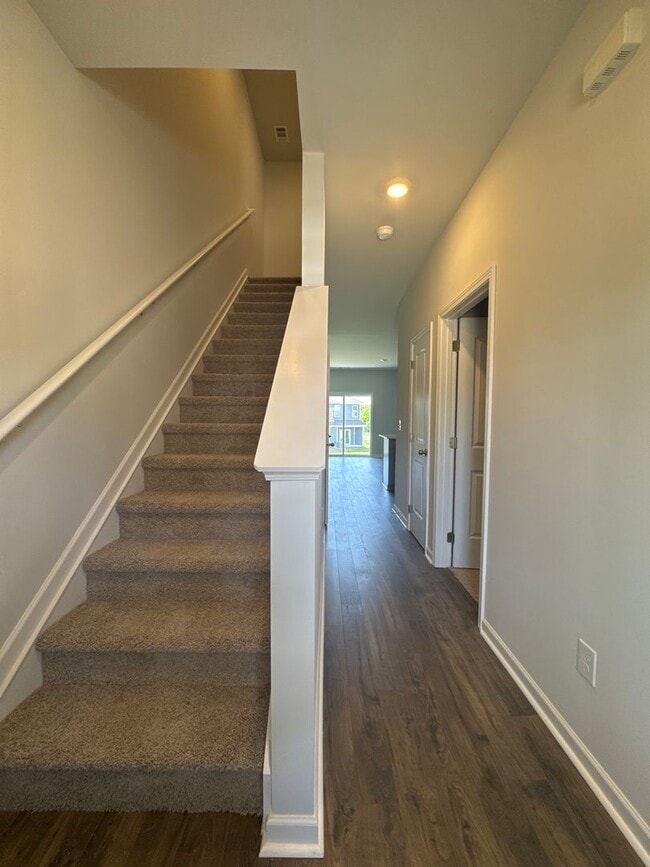 Building Photo - Beautiful 3BR Townhome in Prime Lebanon Location