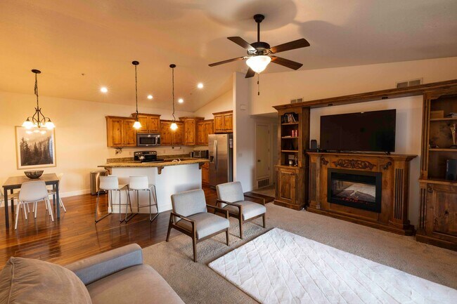 Building Photo - Torino Tower - 913