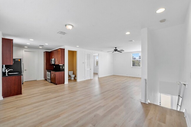 Building Photo - LARGE 3-bed, 3-bath townhome with 2-car ga...