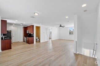 Building Photo - LARGE 3-bed, 3-bath townhome with 2-car ga...