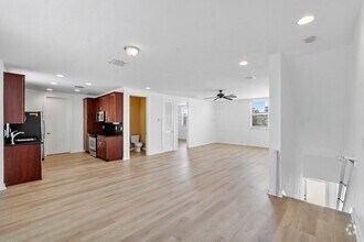 Building Photo - LARGE 3-bed, 3-bath townhome with 2-car ga...