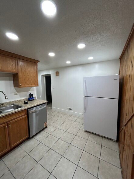 Kitchen - 237 W Ardmore Pl