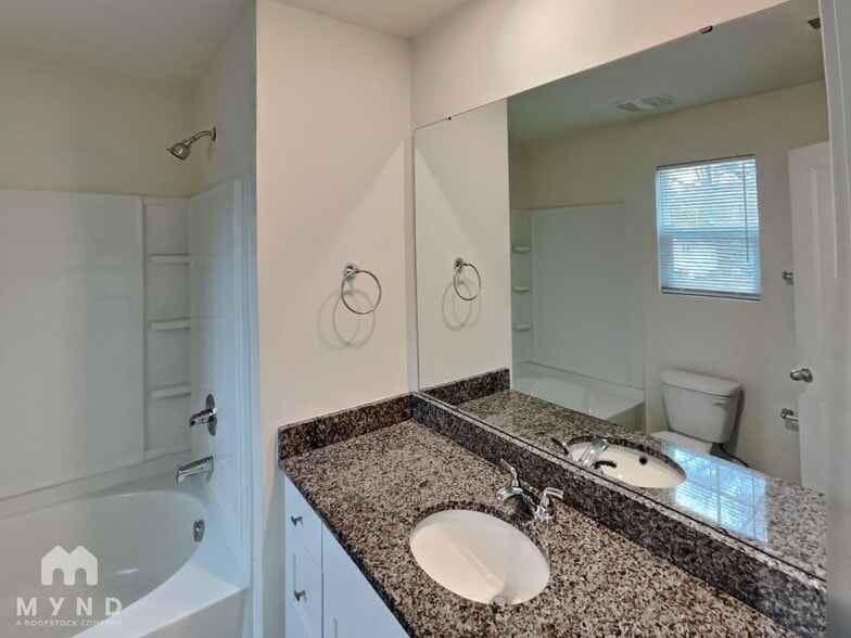 Building Photo - 819 W Walnut Ave