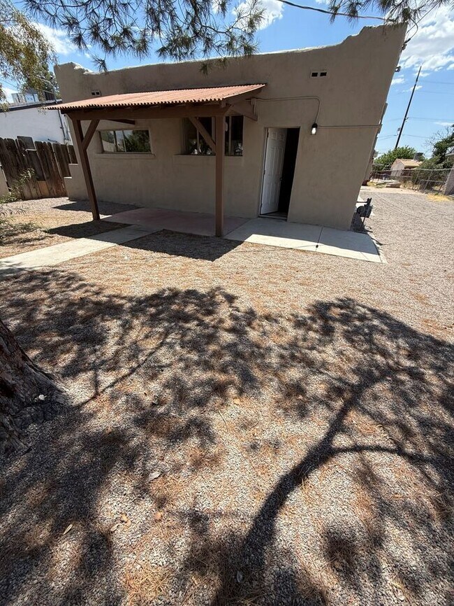 Building Photo - HOUSE FOR RENT