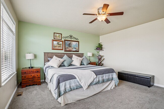 Building Photo - 340 W Wrathall Ln