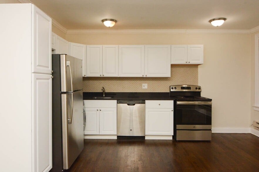 Building Photo - 3345 N Marshfield Ave