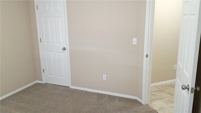 Building Photo - 905 SW Loudon Dr