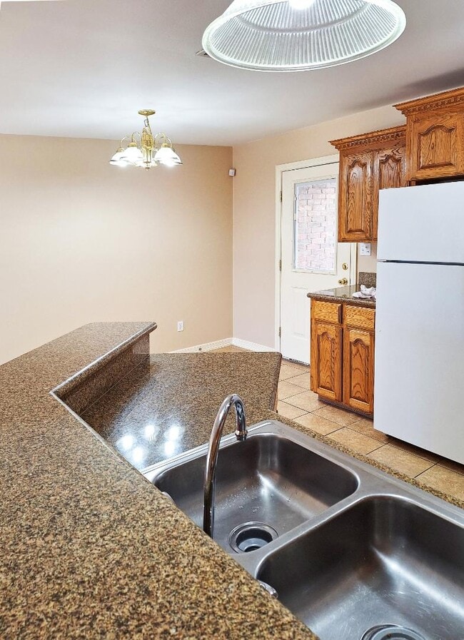 Building Photo - 1402 W Kiwi Ave