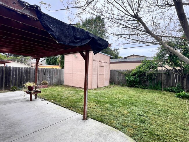 Building Photo - Campbell Duplex: 2 BR 1 BA with Garage & W...