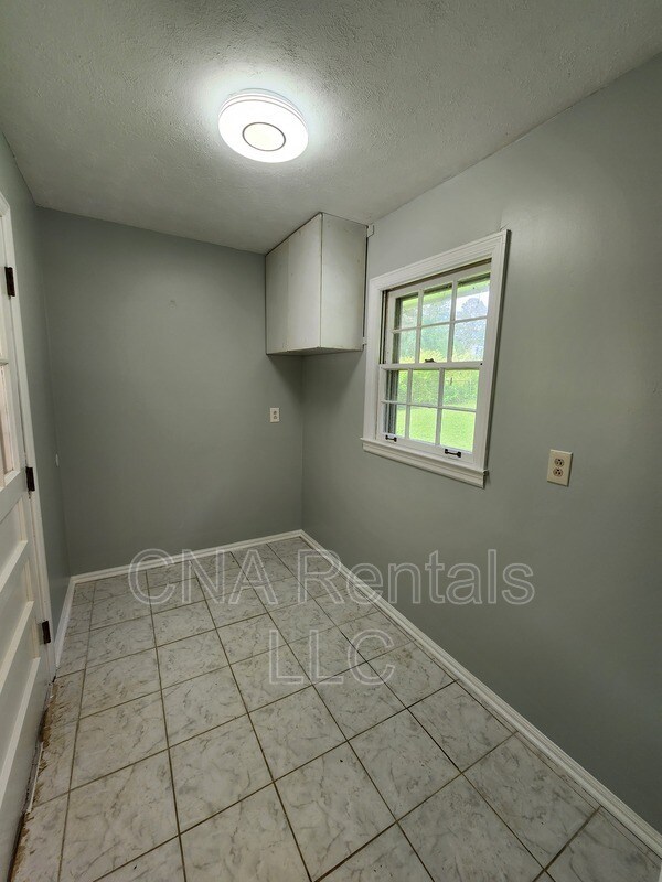 Building Photo - 626 Honeybear Ln
