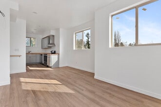 Building Photo - 2028 Salam Lp