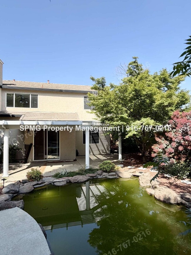 Building Photo - Beautiful 4 Bed / 3 Bath Home in Prime Roseville Location – Across from Park!