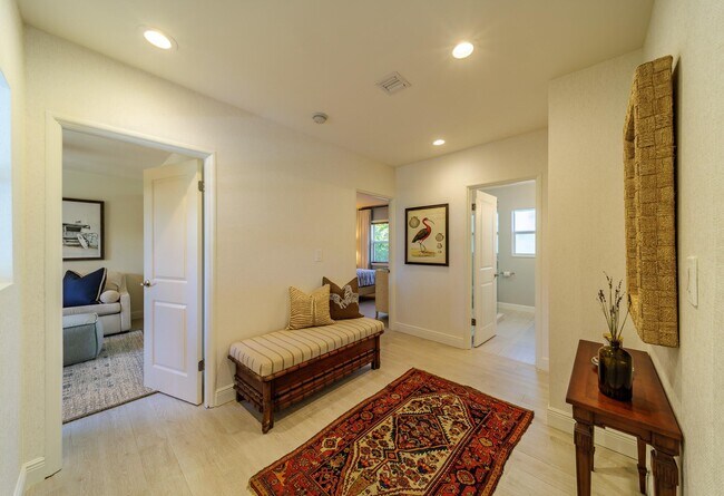 Building Photo - 225 Russlyn Dr