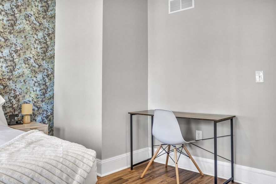 Building Photo - 1501 E 105th St