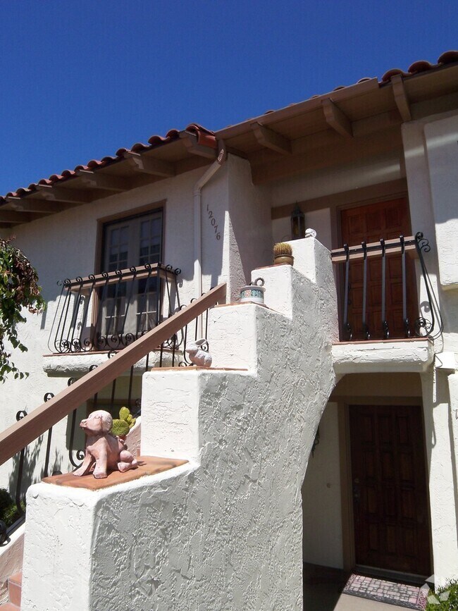 Building Photo - Charming 3Br/2Ba Updated Fully Furnished V...