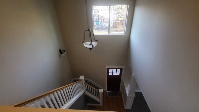 Building Photo - SE Bend 3 bed 2.5 bath Plus BONUS-Fenced