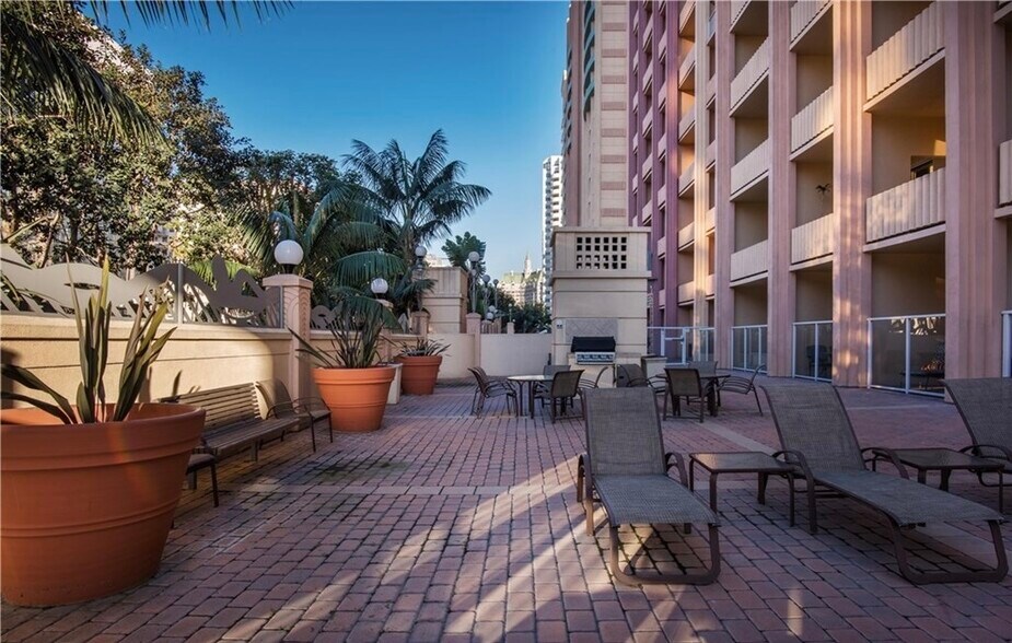 Building Photo - 388 E Ocean Blvd