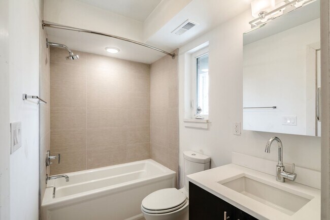 Building Photo - Northern Liberties Townhome with Garage