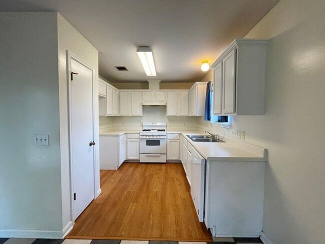 Building Photo - 205 Juniper Dr