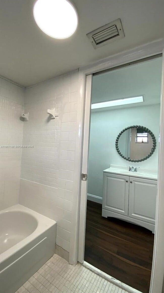 Building Photo - 2640 Garden Dr S