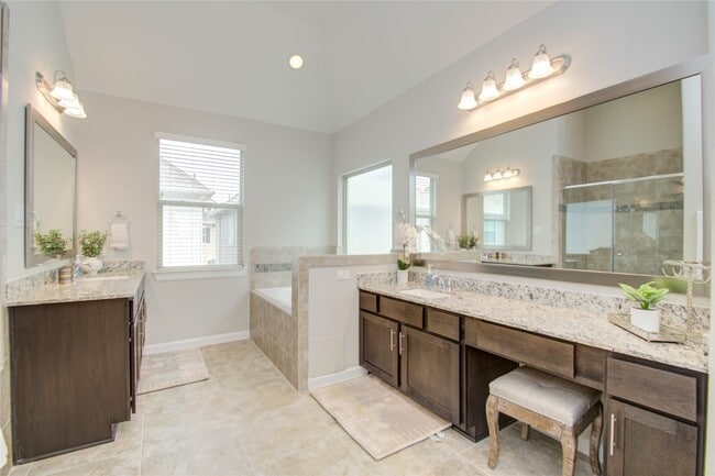 Building Photo - 2015 Royal Landing Dr