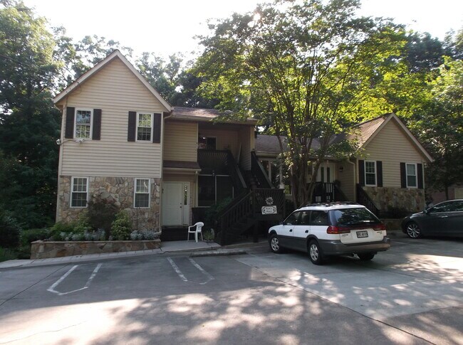 Lovely Condo in Tri-plex in great location. - 4195 N Shallowford Rd