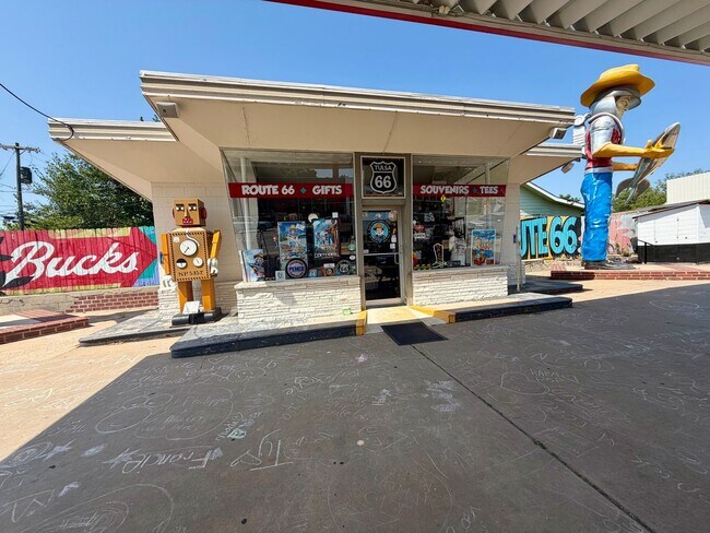 Building Photo - Contemporary 2 bedroom, 2.5 bath home in the heart of Route 66.
