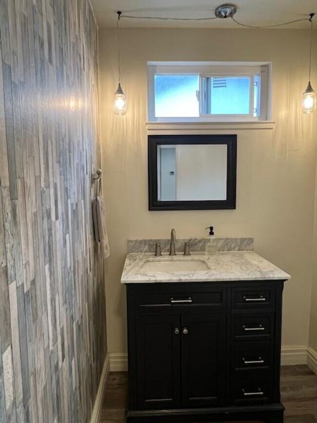 Building Photo - FAIR OAKS BEAUTY WITH POOL, SPA & SOLAR!!