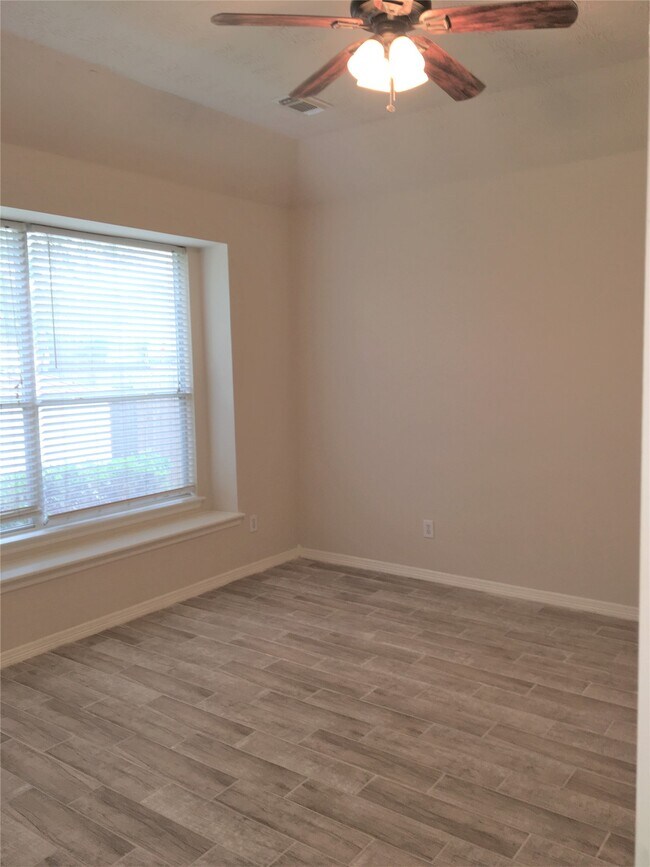 Building Photo - 2214 Valley View Crossing