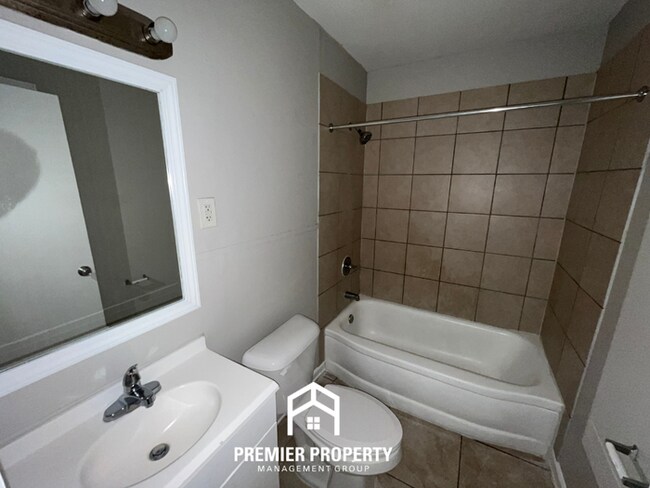 Building Photo - 3026 S Edgeware Rd