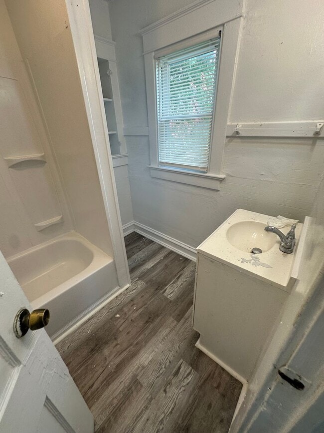 Building Photo - This is a 2 bedroom 1 bath single family h...