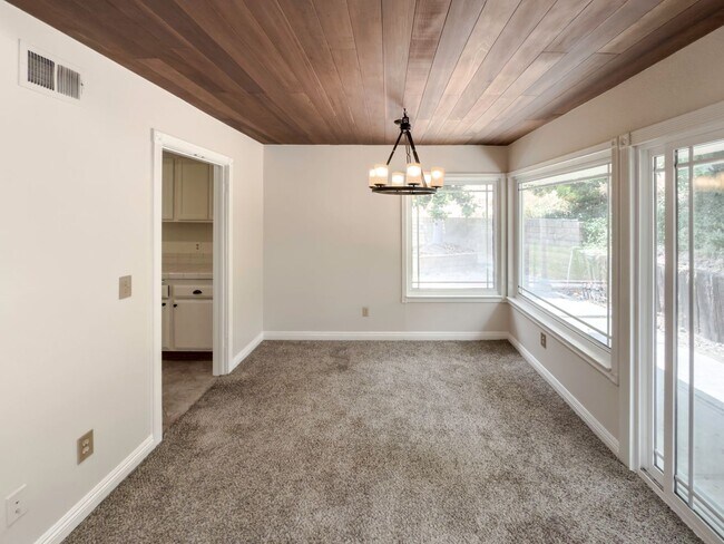 Building Photo - 3 Bedroom/2 Bathroom Private Home with Lar...