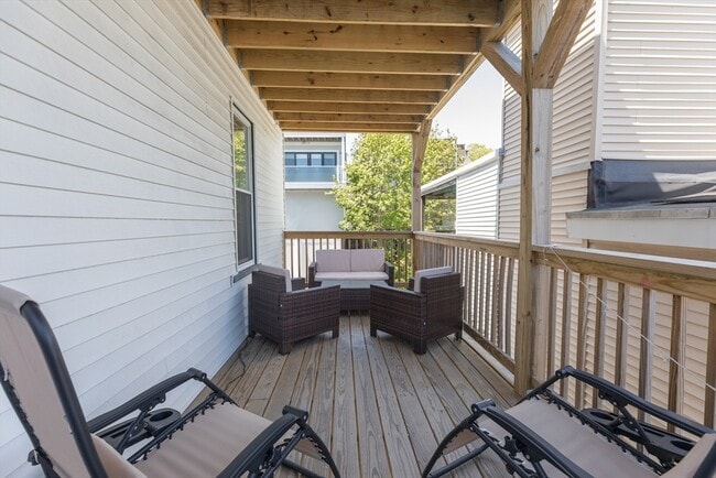 Building Photo - 420 E 6th St