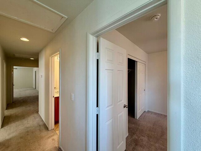 Building Photo - Beautiful 5 bedroom House