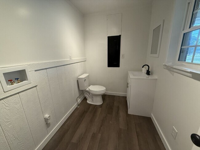 Building Photo - 112 Edna St