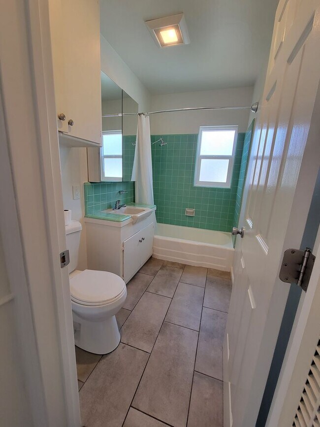 Building Photo - 639 Howland Dr