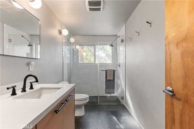 Building Photo - 3339 N Knoll Dr