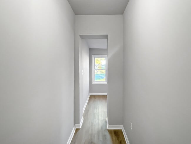 Building Photo - 1572 Carswell St