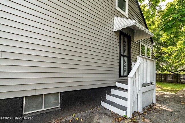 Building Photo - 4015 Valley View Dr