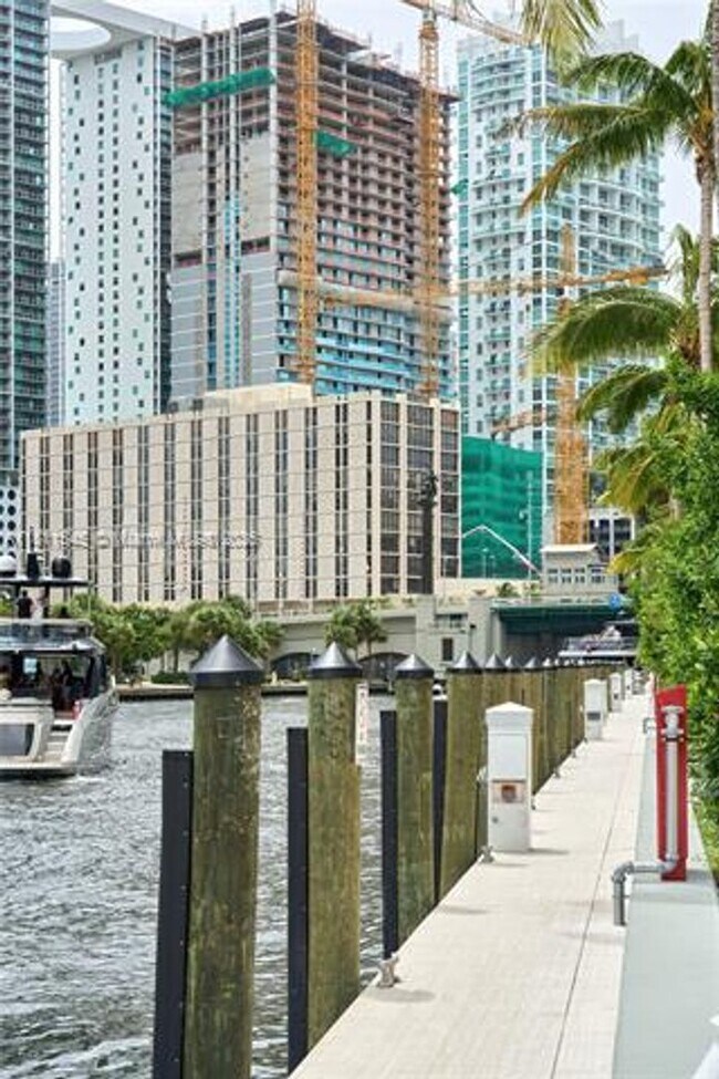 Building Photo - 300 Biscayne Blvd Way