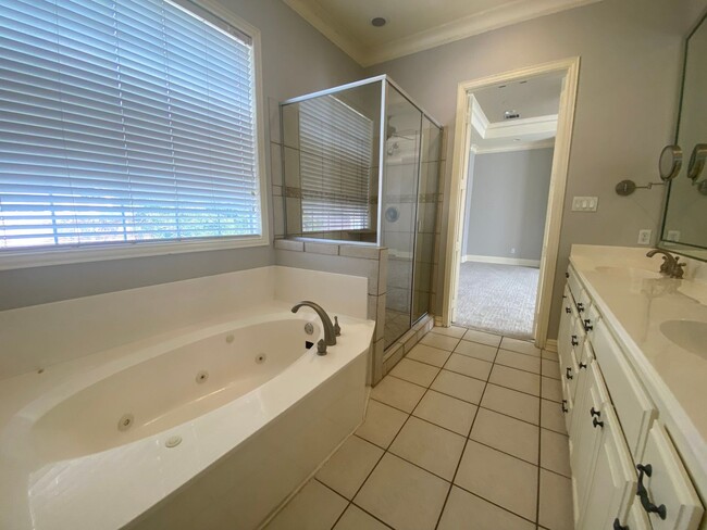 Building Photo - Two Bedroom, 3 level Condo in Oak Lawn