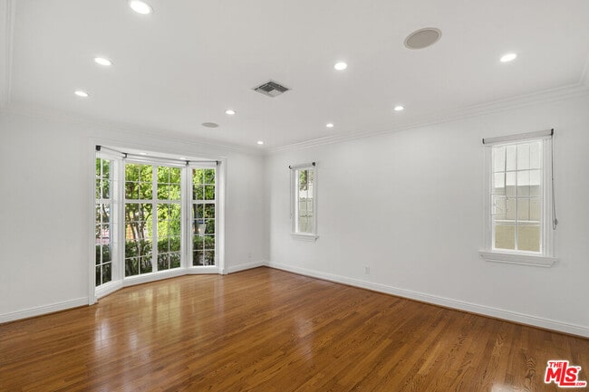 Building Photo - 1240 N Doheny Dr