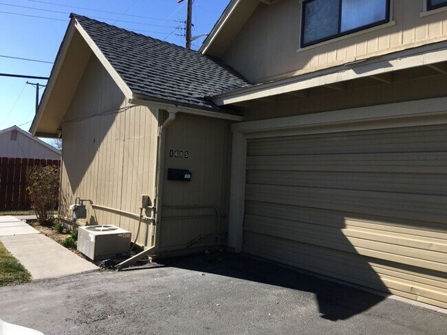 Building Photo - Quiet Condo for Rent