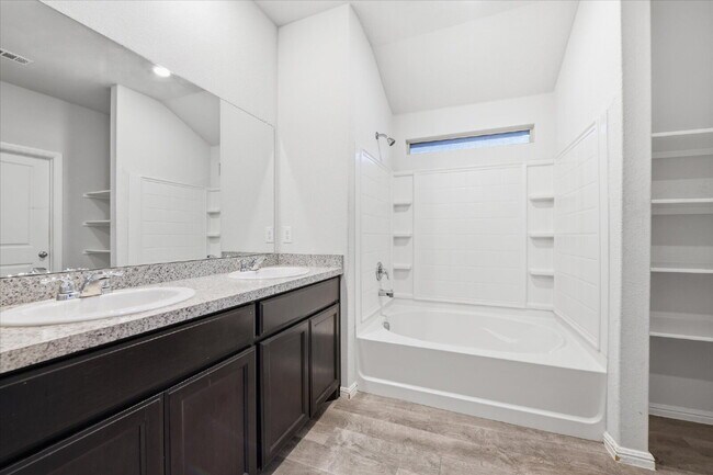 Building Photo - "Spacious 5-Bedroom Oasis in Fort Worth with 2 Full Baths and 2075 Sq Ft of Comfort!" Section 8 W...