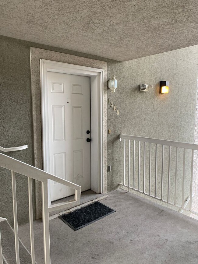 Building Photo - Beautiful 2 Bedroom Condo in North Orem