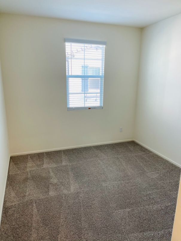 Building Photo - 30316 Town Square Dr